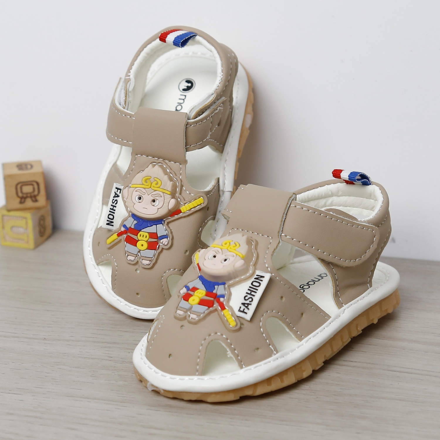 Dép sandal tập đi kèn Mamago 25MS5 gắn Monkey (Nâu) 