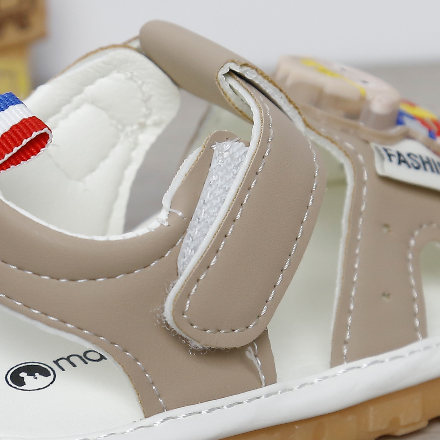 Dép sandal tập đi kèn Mamago 25MS5 gắn Monkey (Nâu)