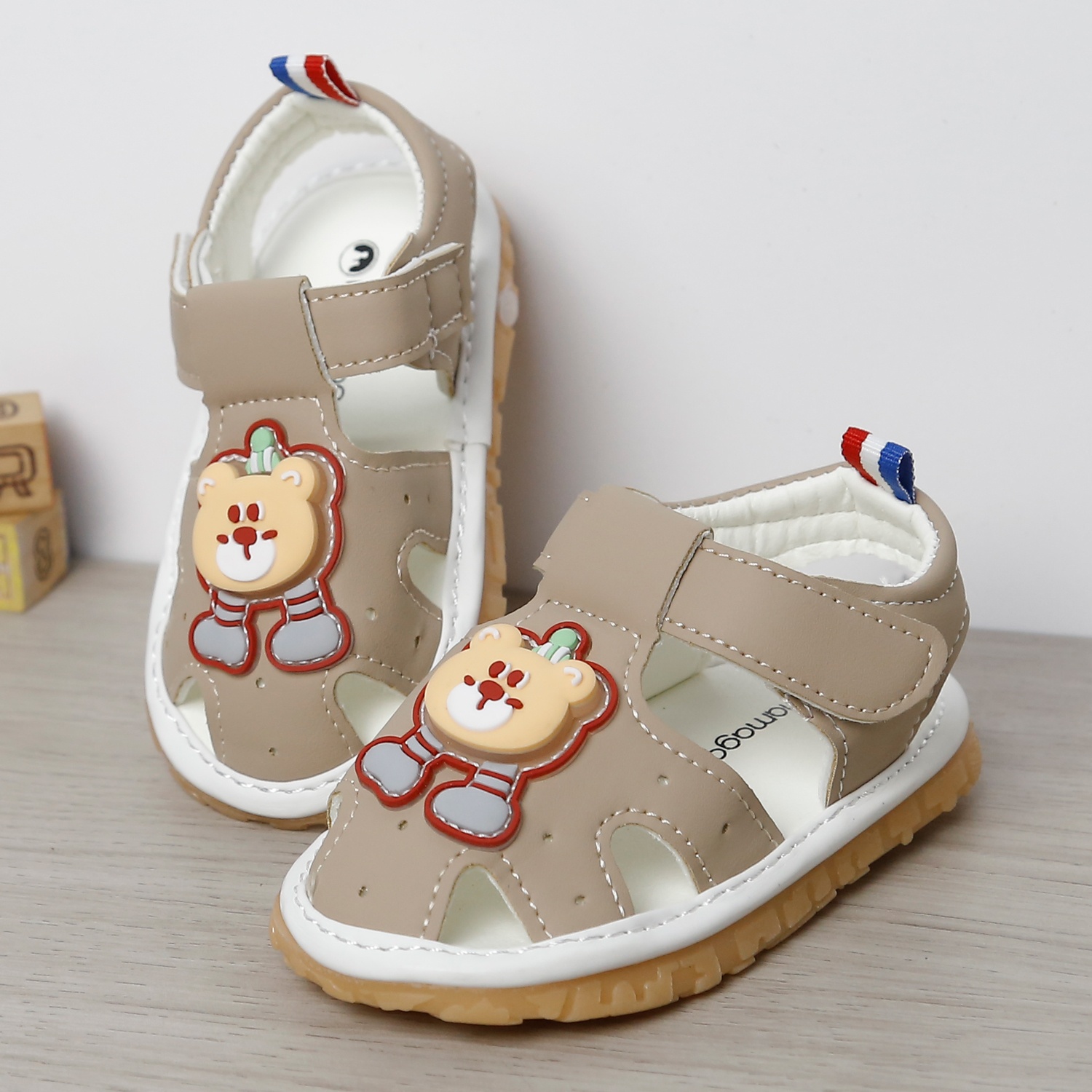 Dép sandal tập đi kèn Mamago 25MS6 gắn gấu (Nâu) 