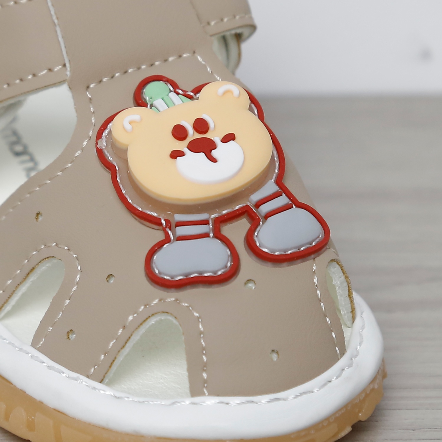 Dép sandal tập đi kèn Mamago 25MS6 gắn gấu (Nâu) 