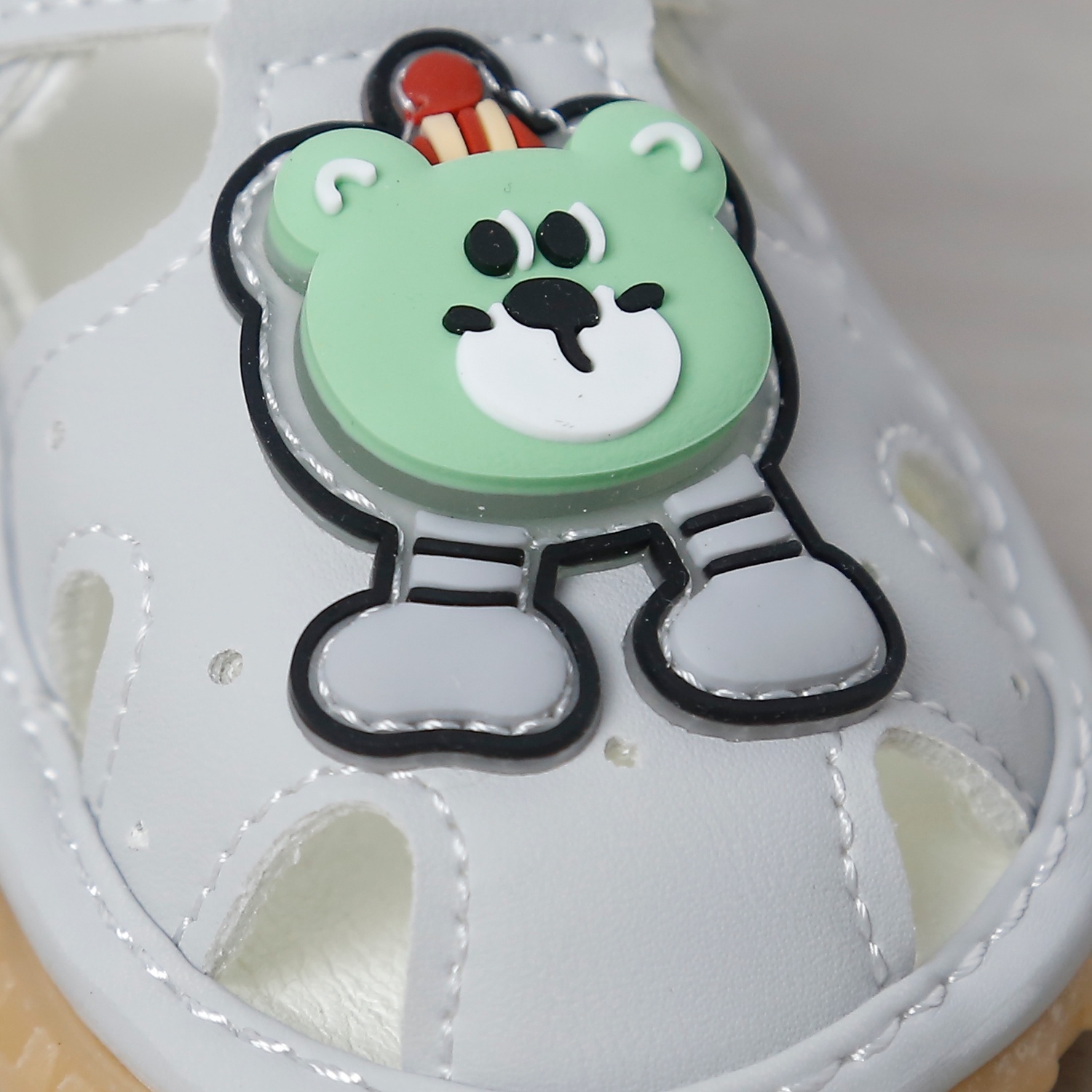 Dép sandal tập đi kèn Mamago 25MS6 gắn gấu (Xám)