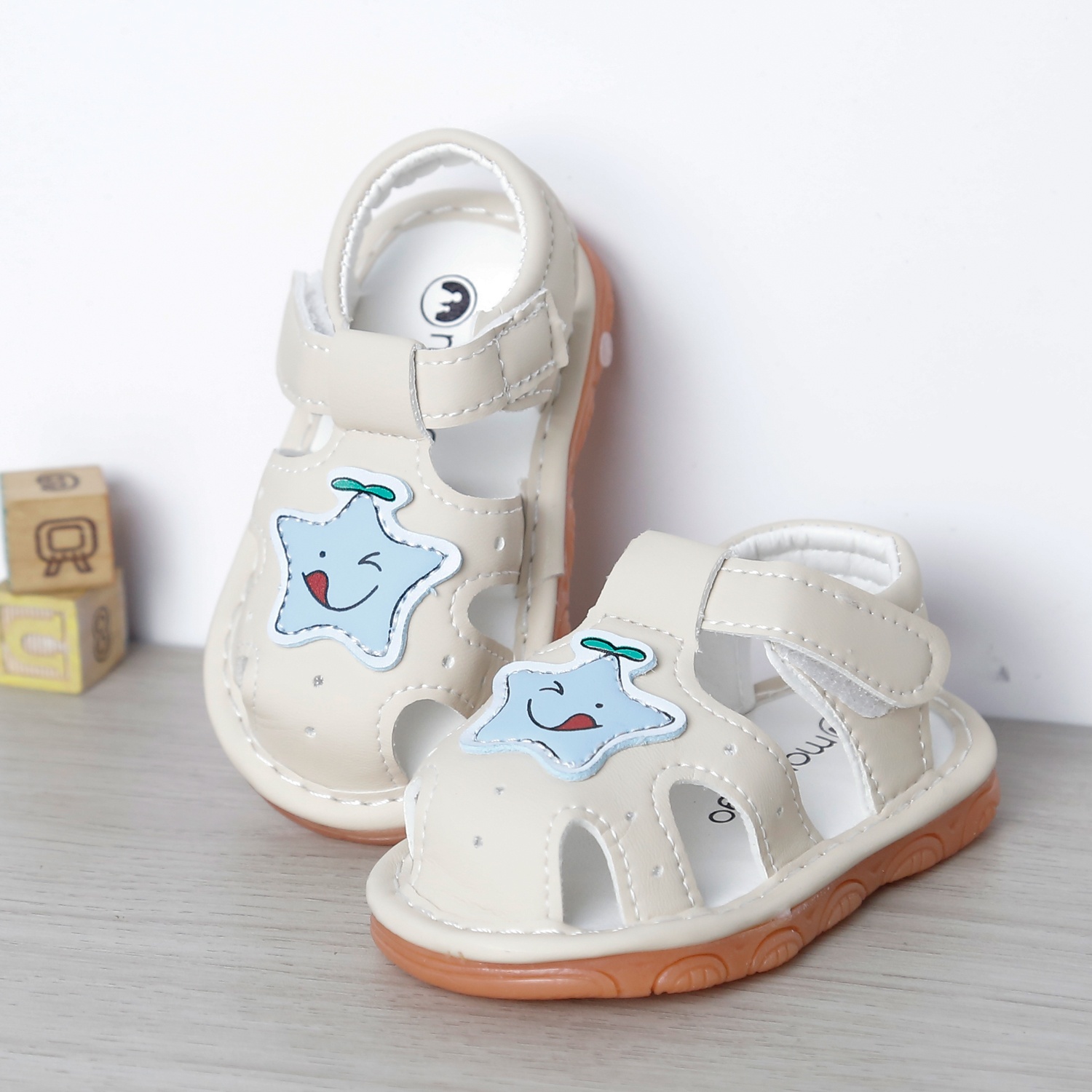 Dép sandal tập đi kèn Mamago 25MS8 sao cười (Trắng)