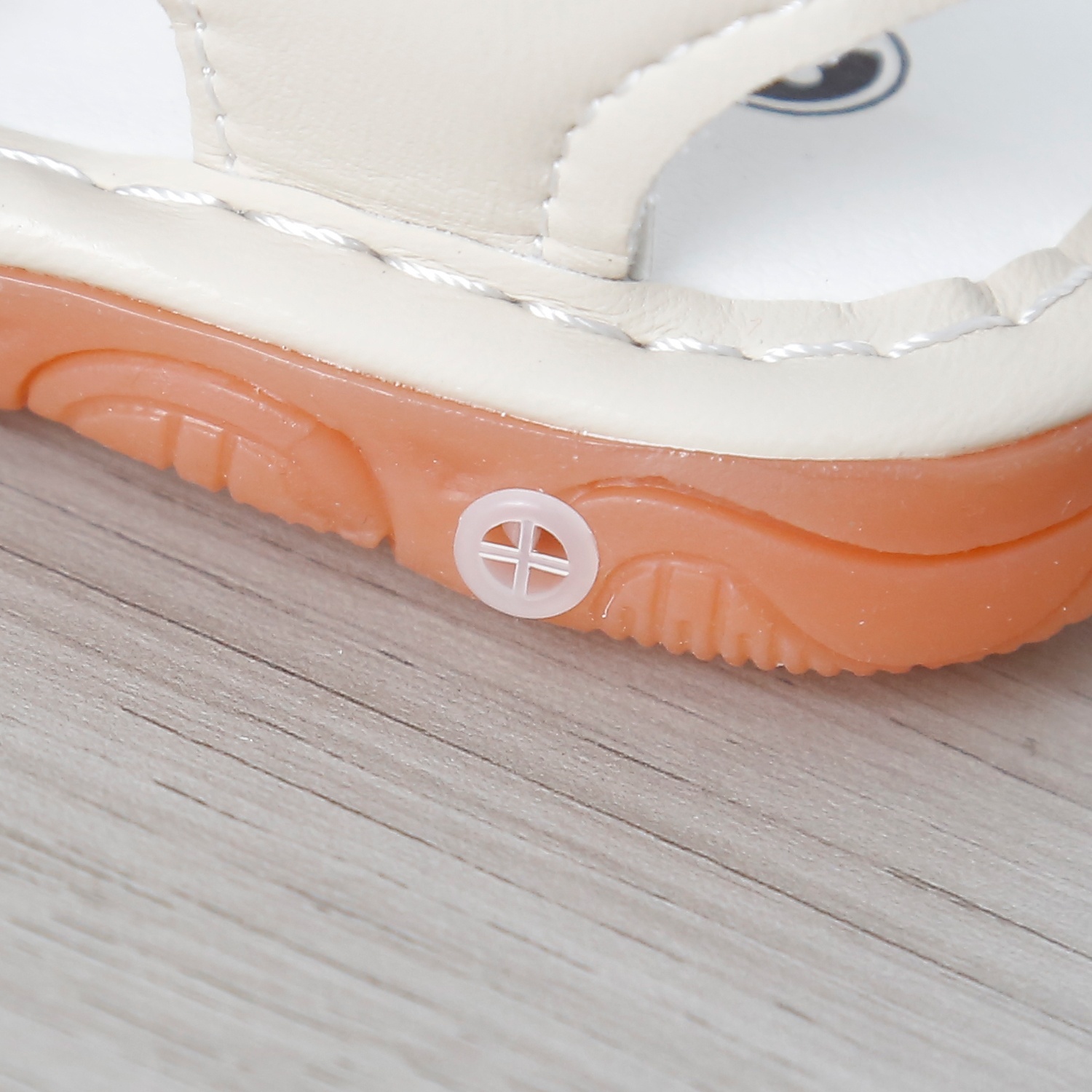 Dép sandal tập đi kèn Mamago 25MS8 sao cười (Trắng)