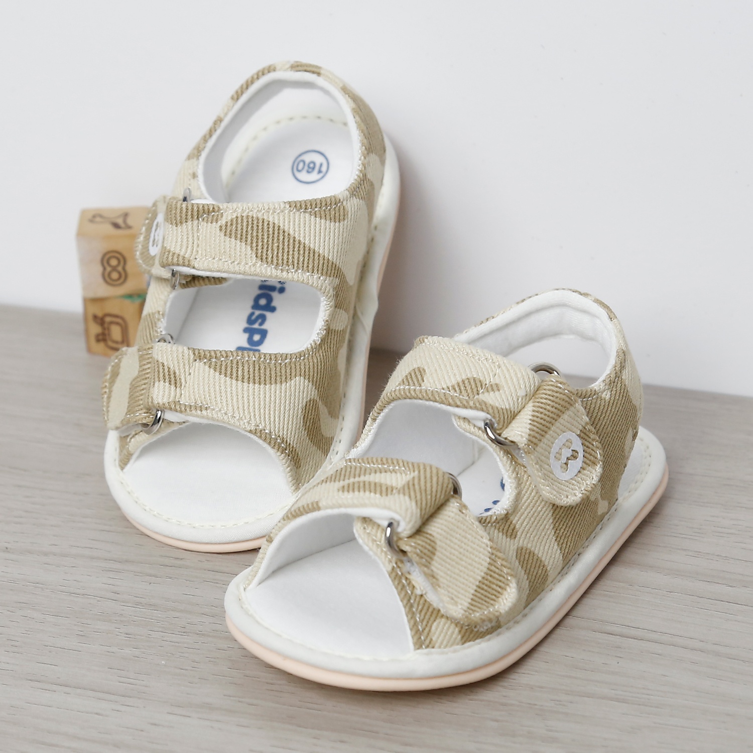  Dép sandal tập đi KidsPlaza 25K-S01 vạt chéo (Nâu be)