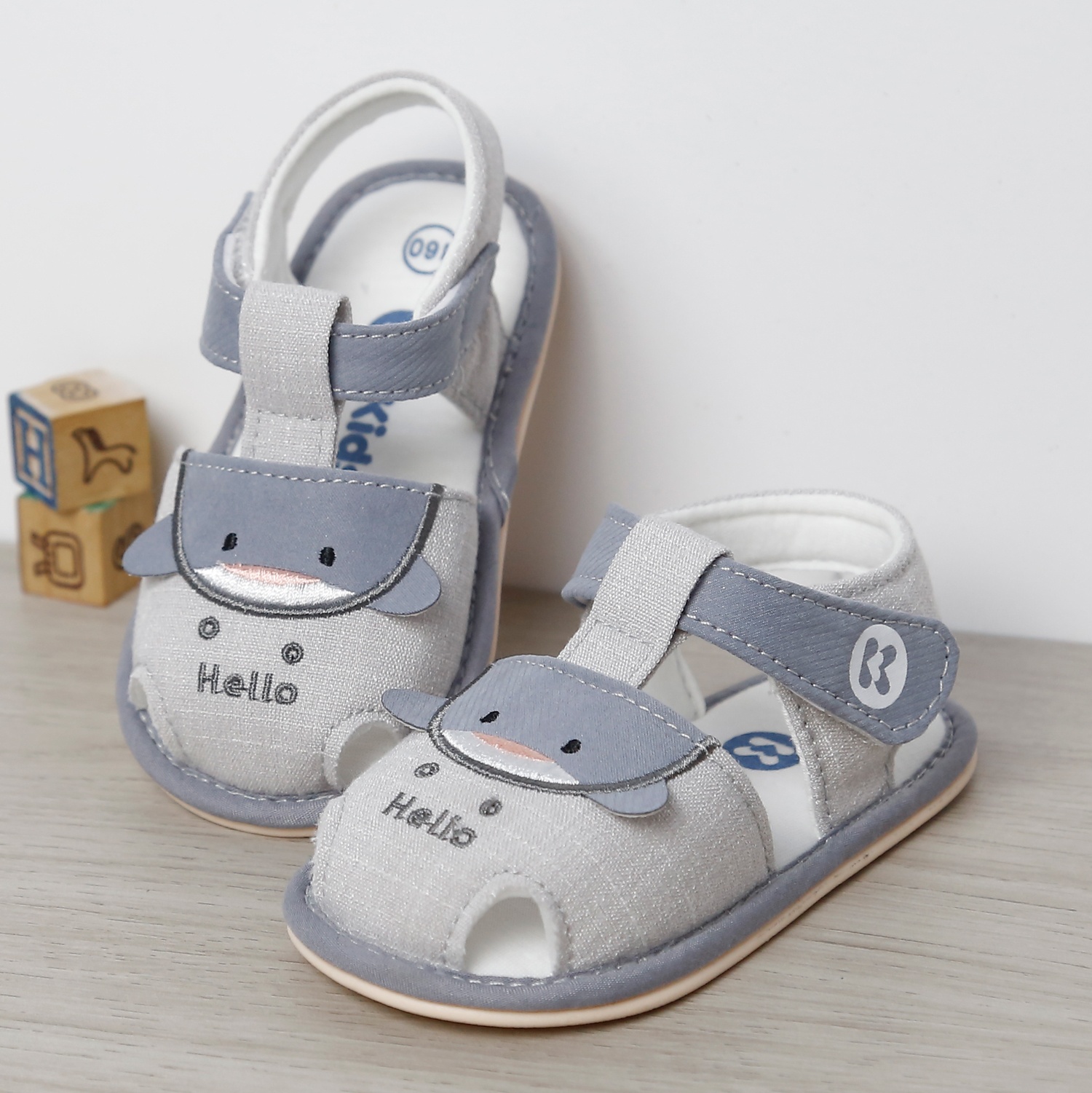 Dép sandal tập đi KidsPlaza 25K-S04 cá 1heo Hello (Ghi)